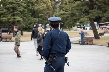 Japon polis izlerken insanlar