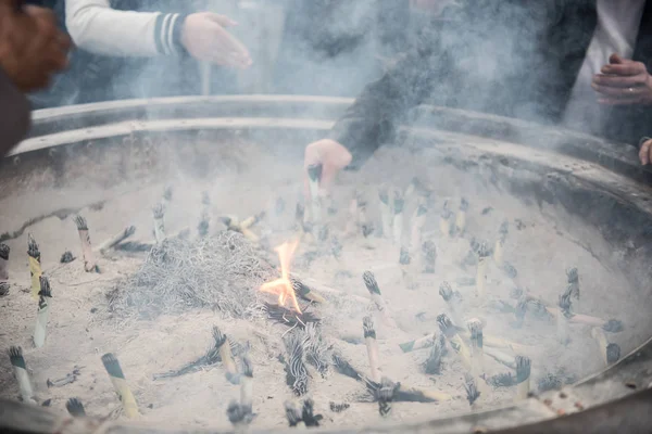 Molti bastoncini di incenso — Foto Stock