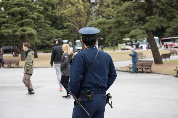 Japon polis izlerken insanlar — Stok fotoğraf