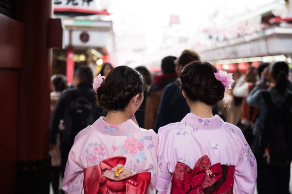 Mulheres japonesas em trajes tradicionais — Fotografia de Stock