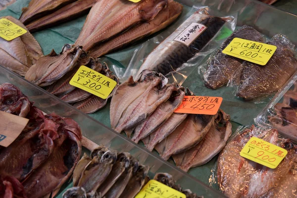 Etiquetas de precios atadas con los peces —  Fotos de Stock