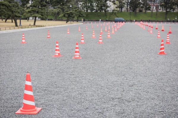 Road blockers gehouden op een straat — Stockfoto