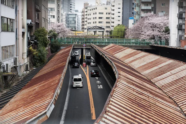 Uma cena de uma estrada urbana — Fotografia de Stock