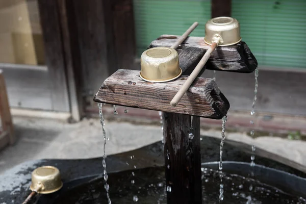 Ahşap bir musluktan su