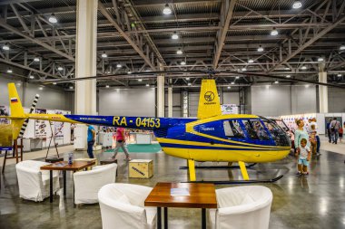 Moskova - Ağustos 2016: 20 Ağustos 2016 yılında Moskova, Rusya Mias Moskova Uluslararası Otomobil salonunda sunulan Robinson R44 helikopter