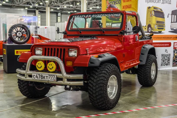 MOSCOW - AGO 2016: Jeep Wrangler YJ apresentado no Salão Internacional de Automóveis MIAS Moscou em 20 de agosto de 2016 em Moscou, Rússia — Fotografia de Stock