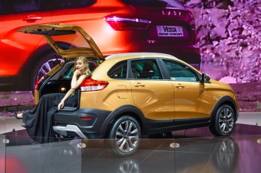 Moskova - Ağustos 2016: Vaz Lada Xray çapraz üzerinde 20 Ağustos 2016 yılında Moskova, Rusya Mias Moskova Uluslararası Otomobil salonunda sunulan konsept