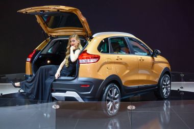 Moskova - Ağustos 2016: Vaz Lada Xray çapraz üzerinde 20 Ağustos 2016 yılında Moskova, Rusya Mias Moskova Uluslararası Otomobil salonunda sunulan konsept