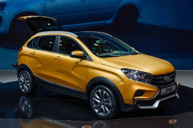 Moskova - Ağustos 2016: Vaz Lada Xray çapraz üzerinde 20 Ağustos 2016 yılında Moskova, Rusya Mias Moskova Uluslararası Otomobil salonunda sunulan konsept