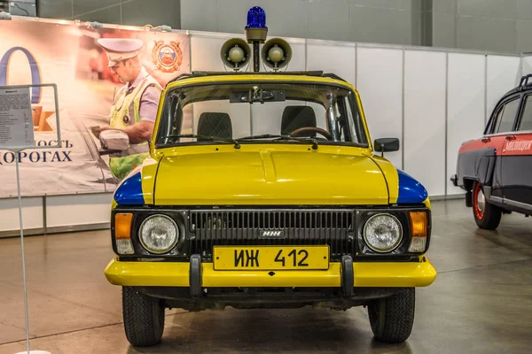 MOSCÚ - AGO 2016: Policía de la milicia IZH-412 GAI presentada en el Salón Internacional de Automóviles MIAS Moscú el 20 de agosto de 2016 en Moscú, Rusia — Foto de Stock