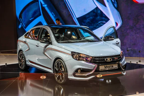 Moskva - Aug 2016: Vaz Lada Vesta konceptet presenteras på Mias Moscow International Automobile salong den 20 augusti 2016 i Moskva, Ryssland — Stockfoto