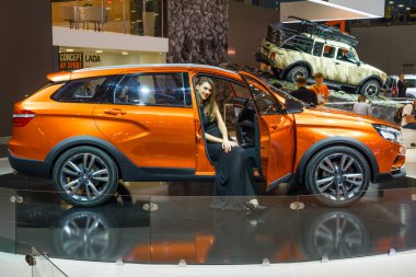 Moskova - Ağustos 2016: Vaz Lada Vesta çapraz üzerinde 20 Ağustos 2016 yılında Moskova, Rusya Mias Moskova Uluslararası Otomobil salonunda sunulan konsept