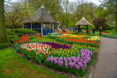 Retro taş iyi ve Lale Keukenhof park, Lisse, Hollanda, Hollanda