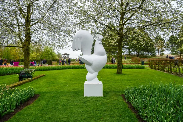 Cock monument in Keukenhof park, Lisse, Holland, Netherlands. — Stock Photo, Image