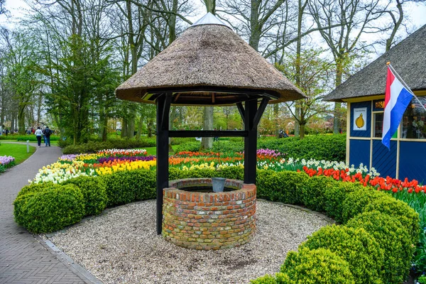 Retro stone well in Keukenhof park, Lisse, Holland, Netherlands. — Stock Photo, Image