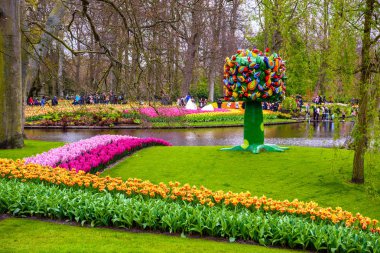Ağaç heykel renkli kuşlar Keukenhof park, Lisse, Hollanda, Hollanda