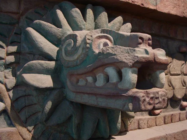 Teotihuacan Kamenné Vyřezávané Opeřeného Hada Národní Antropologické Muzeum Mexiko — Stock fotografie
