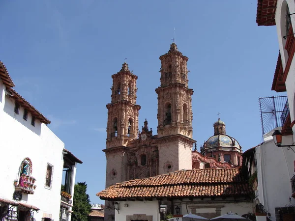 聖プリスカ教区 タスコ メキシコ銀町の正面観 — ストック写真