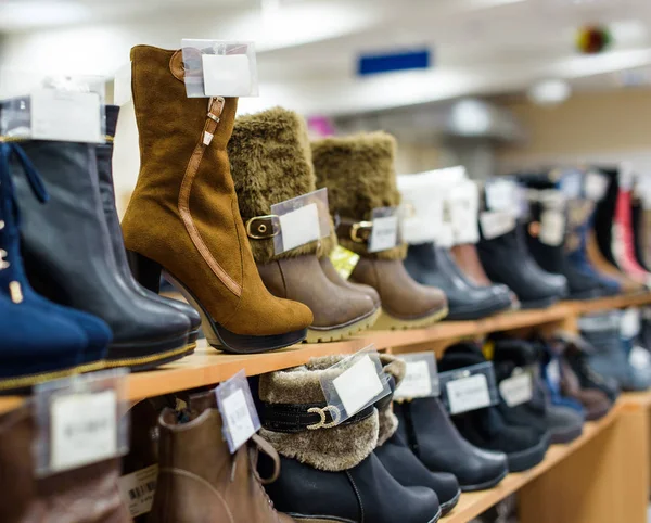 Zapatos de invierno para mujer en tienda —  Fotos de Stock