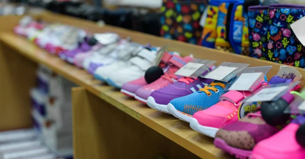 Zapatos deportivos de mujer en la tienda — Foto de Stock