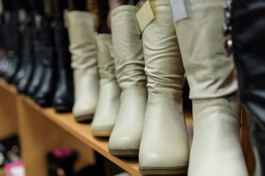 Mağazada kadın deri çizme