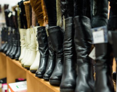 Mağazada kadın deri çizme