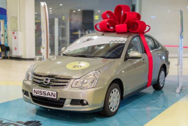 Novokuznetsk, Rusya - 12 Ağustos 2016: Nissan Almera (narin, mavi kuş)