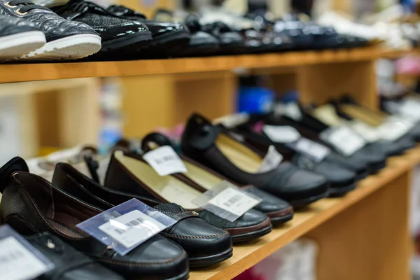 Zapato femenino en tienda — Foto de Stock
