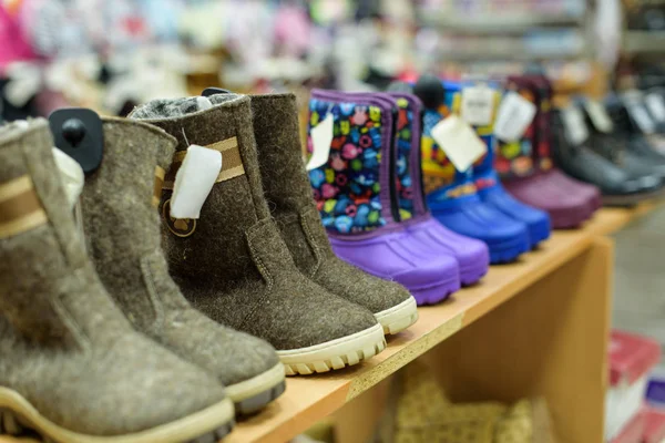 Zapatos de invierno para niños en tienda — Foto de Stock