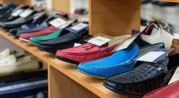 Zapatos mocasines en tienda — Foto de Stock