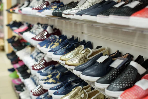 Zapatos deportivos de mujer en la tienda — Foto de Stock