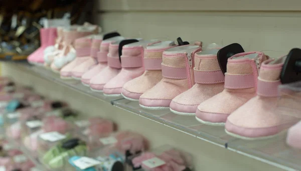 Zapatos de invierno para niños en tienda — Foto de Stock