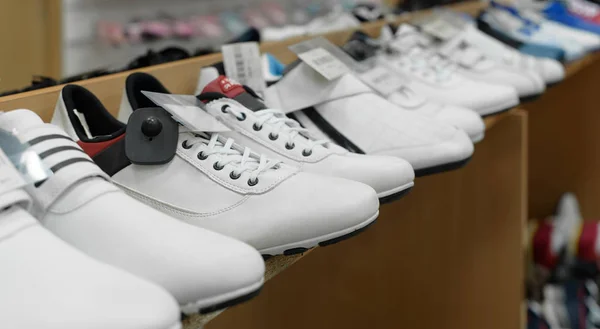 Zapatos deportivos en tienda — Foto de Stock