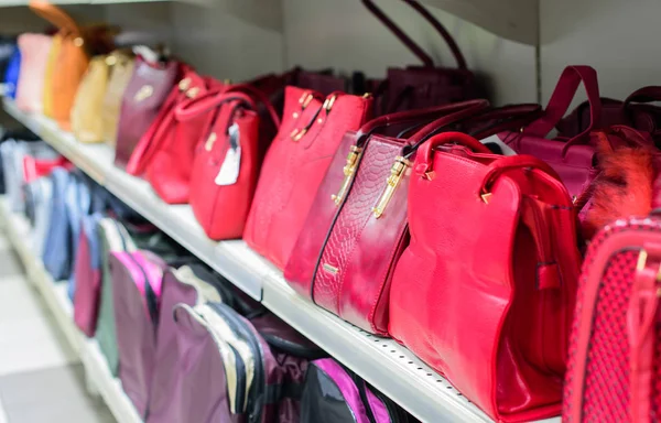 Bolsos de mujer en la tienda — Foto de Stock