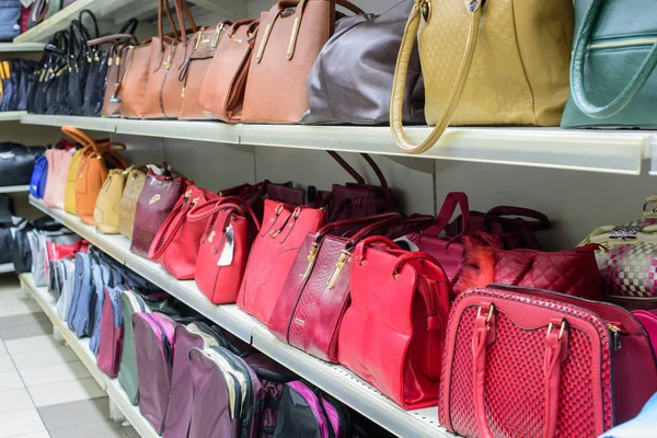 Bolsos de mujer en la tienda — Foto de Stock