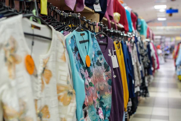 Jerséis de mujer en la tienda — Foto de Stock