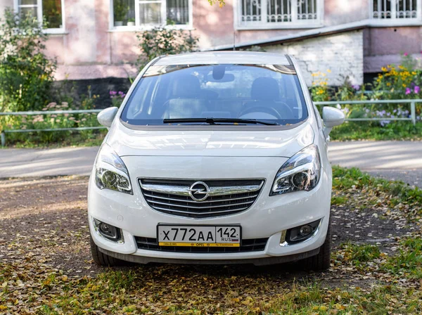 Novokuznetsk, Russie - 10 septembre 2016 : Opel Meriva (Vauxhall Meriva, Chevrolet Meriva ) — Photo