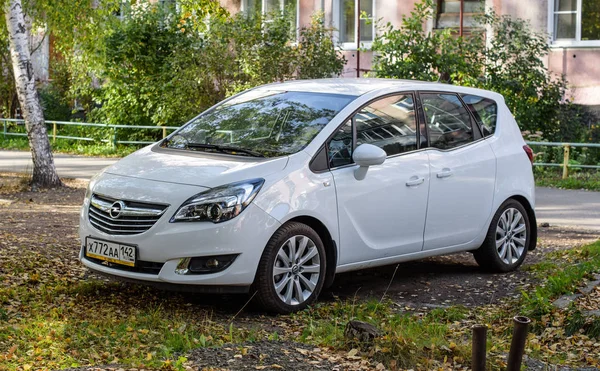 Novokuznetsk, Russie - 10 septembre 2016 : Opel Meriva (Vauxhall Meriva, Chevrolet Meriva ) — Photo