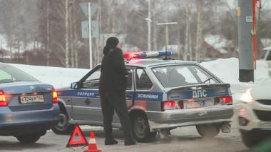 Novokuznetsk, Rusya Federasyonu - 07 Ocak 2017: polis arabası kaza mahallindeki