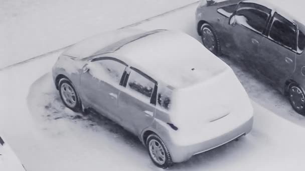 Снег падает на машину — стоковое видео