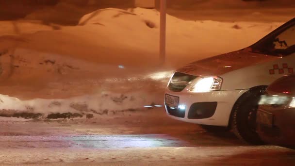 Χιονοθύελλα, η κυκλοφορία των αυτοκινήτων τη νύχτα στην πόλη — Αρχείο Βίντεο