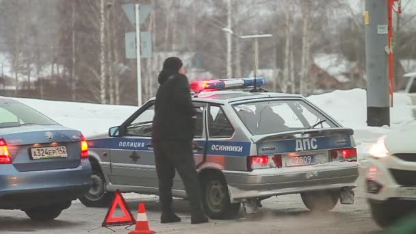 Νοβοκουζνέτσκ, Ρωσία - 07 Ιανουαρίου 2017: αυτοκίνητο της αστυνομίας, στη σκηνή του ένα αυτοκινητιστικό ατύχημα — Αρχείο Βίντεο