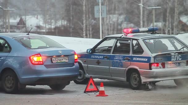 Novokuznetsk, Rusia - january 07, 2017: Mobil polisi di tempat kejadian kecelakaan mobil — Stok Video