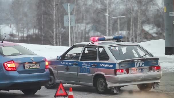 Novokuznetsk, Rusia - 07 de enero de 2017: Coche de policía en la escena de un accidente automovilístico — Vídeo de stock