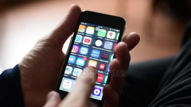 Novokuznetsk, Rusya - 10 Ekim 2016: erkek göz smartphone içinde fotoğraflar üzerinde