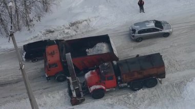 Novokuznetsk, Rusya - 08 Aralık 2016: Kar kaldırma şehir