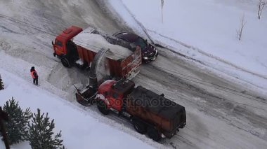 Novokuznetsk, Rusya - 08 Aralık 2016: Kar kaldırma şehir