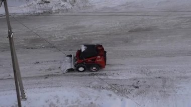 Novokuznetsk, Rusya - 08 Aralık 2016: Kar kaldırma şehir. Mini buldozer