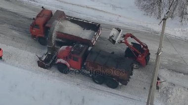 Novokuznetsk, Rusya - 08 Aralık 2016: Kar kaldırma şehir