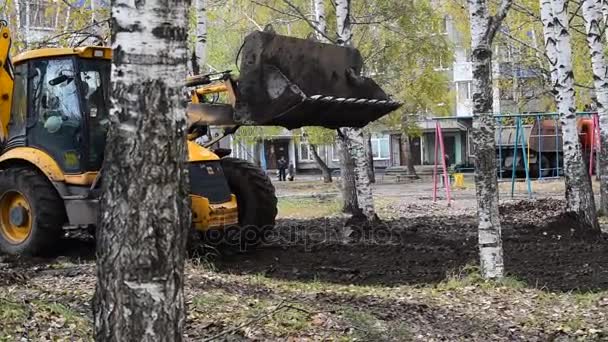 Novokuznetsk, Rusia - 11 de octubre de 2016: excavadora trabajando en obra — Vídeos de Stock